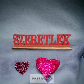 Fából készült "Szeretlek" felirat