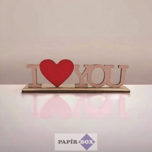 Fából készült "I love you" felirat