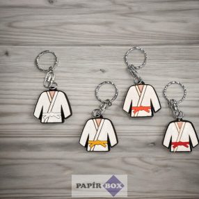   Kulcstartó, fából, Karate ruha választható színű övvel